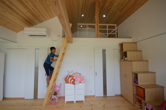 秘密基地のような子ども部屋にあるロフト事例