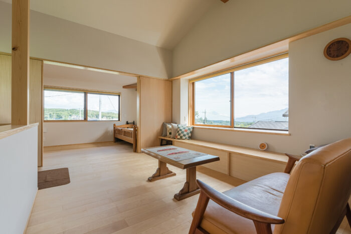 里山の景色を楽しむ中2階の寝室 