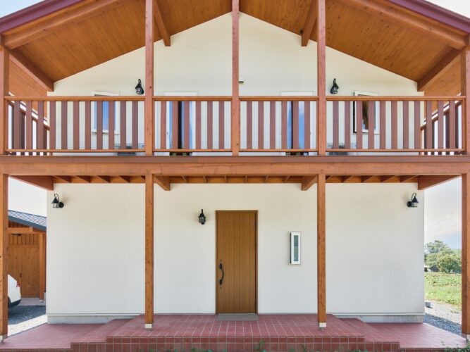 ステンドグラスが印象的な別荘