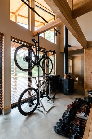 ピットガレージでアウトドア趣味を見せる収納にした施工事例