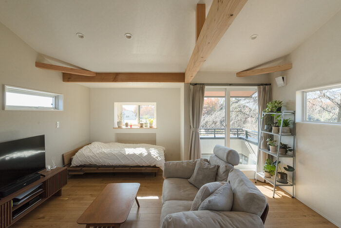 梁のある勾配天井の寝室施工事例