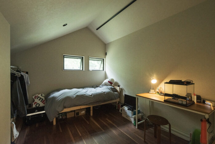 勾配天井で秘密基地のようなオシャレな寝室の施工事例