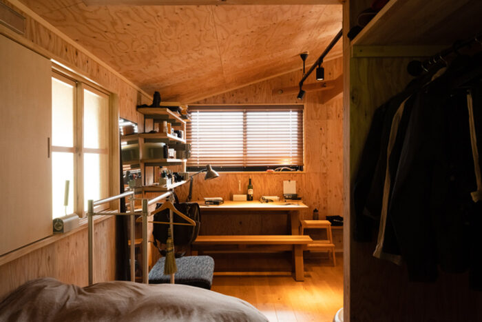 勾配天井＋ダクトレールの個性的な寝室の施工事例