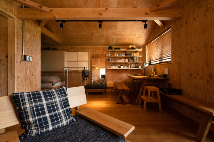 勾配天井＋ダクトレールの個性的な寝室の施工事例