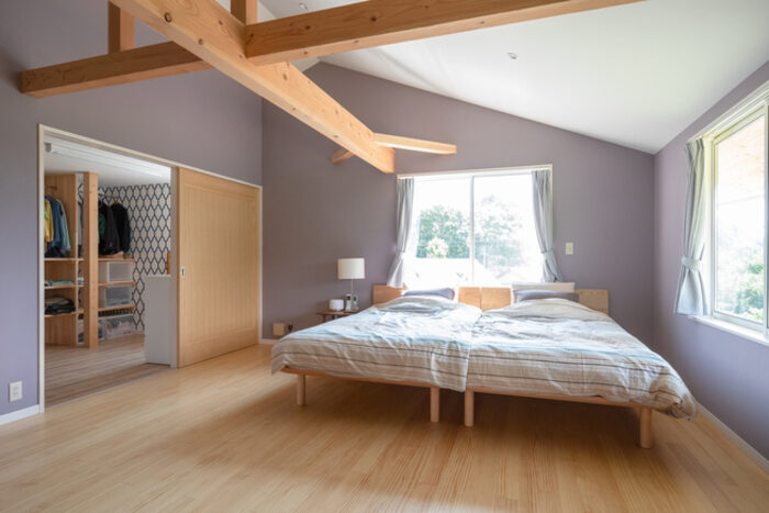 開放感と木のぬくもりを感じる寝室の施工事例