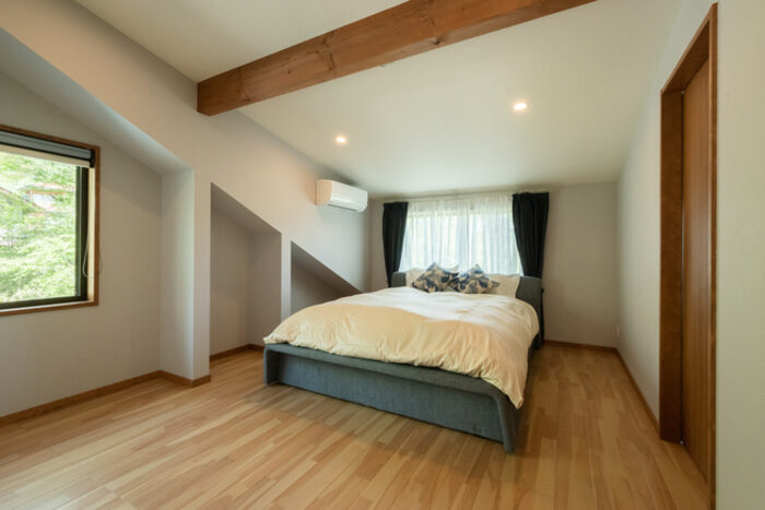 清潔感とコテージ風を両立した寝室の施工事例