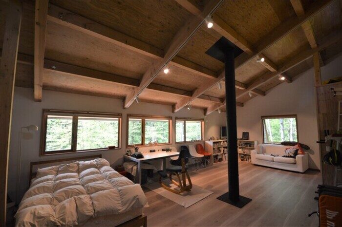 梁を見せてログハウス感ただよう寝室の施工事例