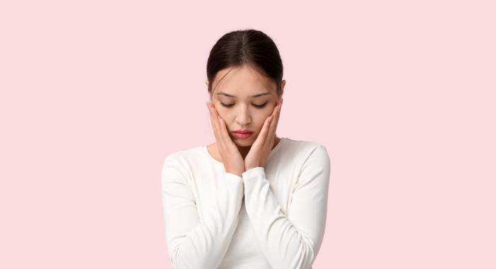 後悔の表情を浮かべる女性