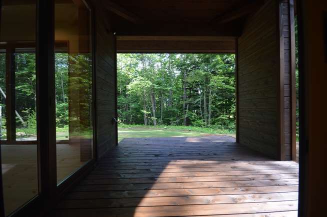 小川のほとりに佇む平屋・別荘