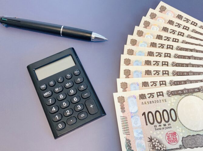 電卓とペンと一万円札