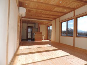 本物の素材と職人の手仕事で、人にやさしい木の雨楽な家【37坪】 内観画像