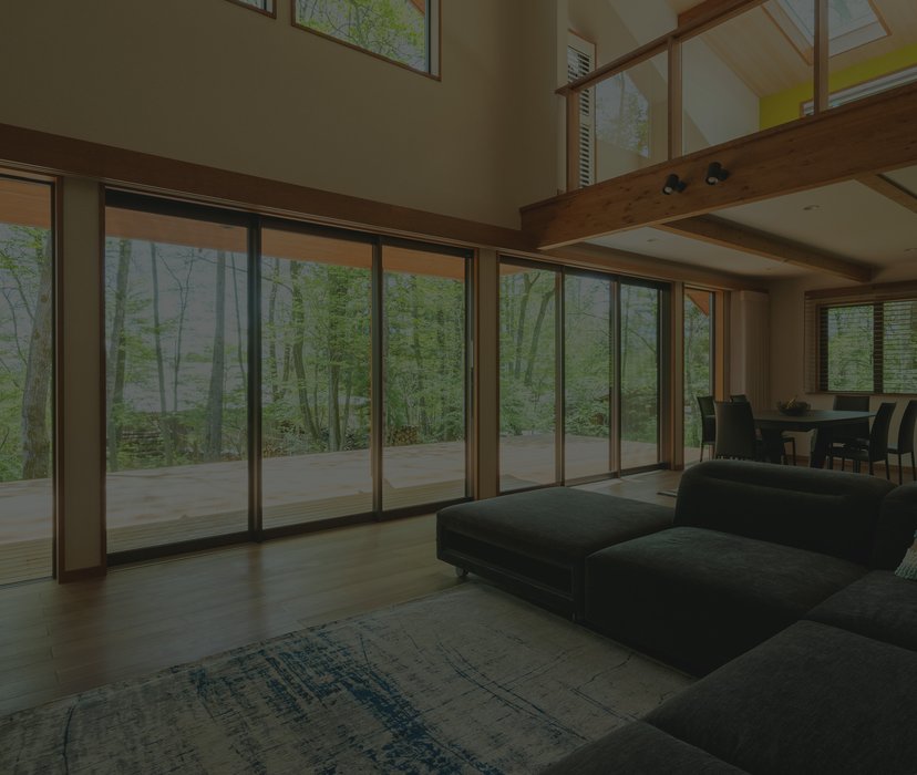 窓の外に森が広がる住まい　画像
